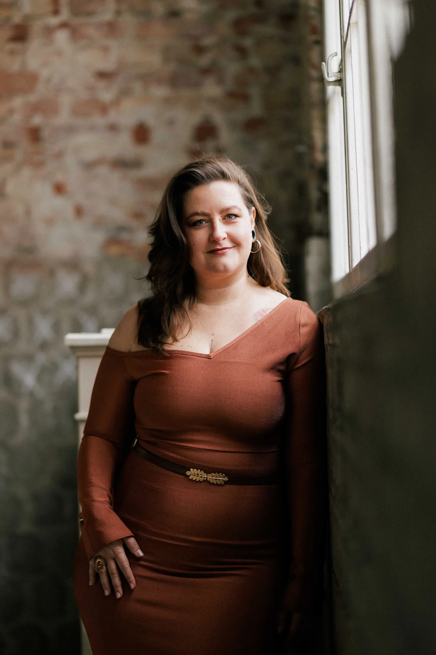 Nicole Woldrich im orangen Kleid