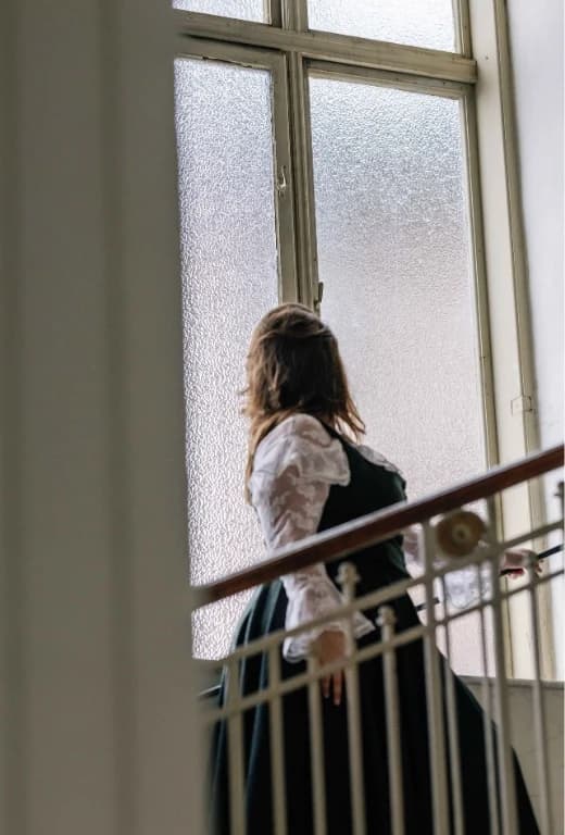 Nicole Woldrich am Fenster