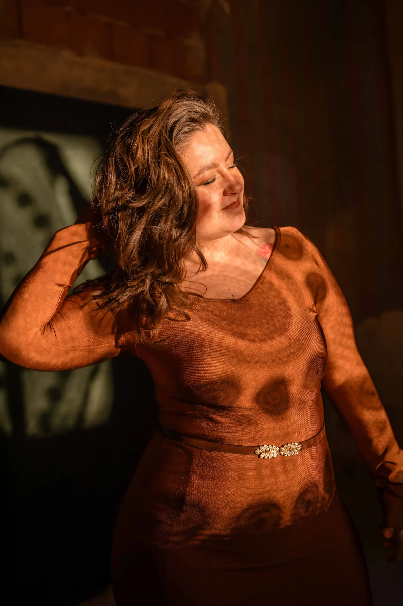 Nicole Woldrich im orangen Kleid im Lichtspiel