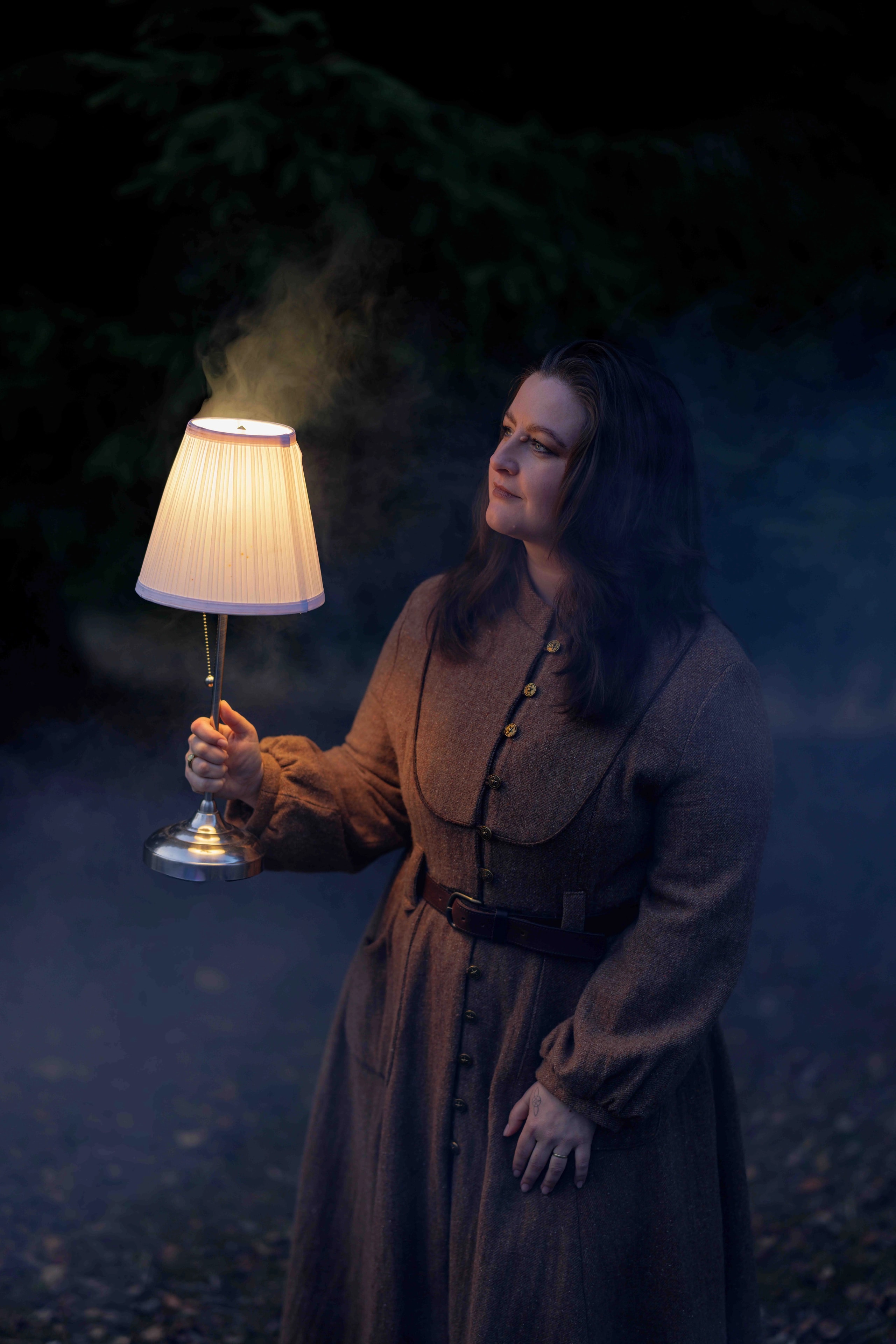 Nicole Woldrich mit Lampe im Dunkeln — The Insight